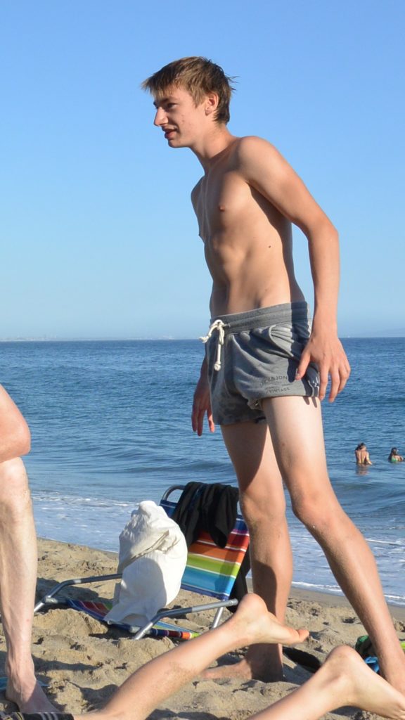 Das Bild zeigt Till Duve als jugendlichen sehr schlank und ohne Muskeln am Strand.