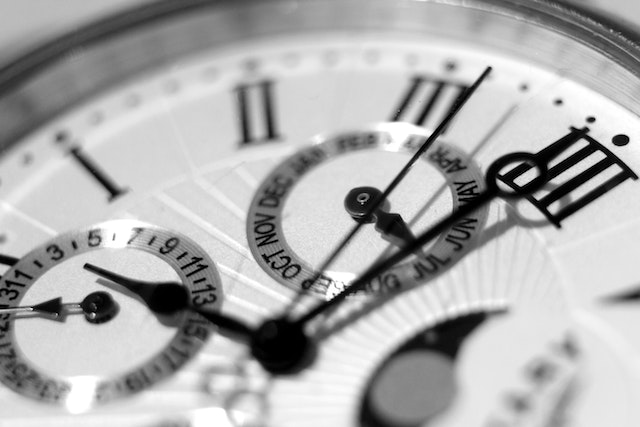 Das Bild zeigt das Ziffernblatt einer Uhr als Symbol dafür, dass viele Menschen wenig Zeit haben.